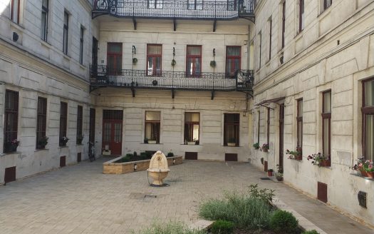 Perfect location in Budapest downtown- Eötvös street LIVING ROOM +3BEDROOMS!!