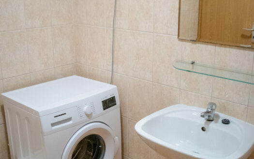 Spacious and bright one bedroom apartment for rent near the M2 metro with balcony!