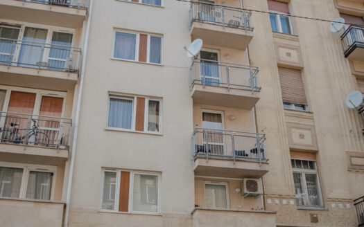Spacious and bright one bedroom apartment for rent near the M2 metro with balcony!